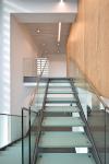 Eine Glastreppe mit rutschhemmendem Siebdruck setzt moderne Akzente im Interieur.