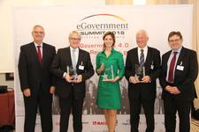 Die Gewinner und ihre Laudatoren (v.l.): Dr. Rainer Bauer aus dem Bayerischen Finanzministerium hielt die Laudatio auf Hermut Beuß, die Preisträger Guido Kahlen und Lena-Sophie Müller sowie Klaus Rastetter, der den Preis stellvertretend für den erkrankten Hartmut Beuß entgegennahm (Bild: eGovernment Computing)
