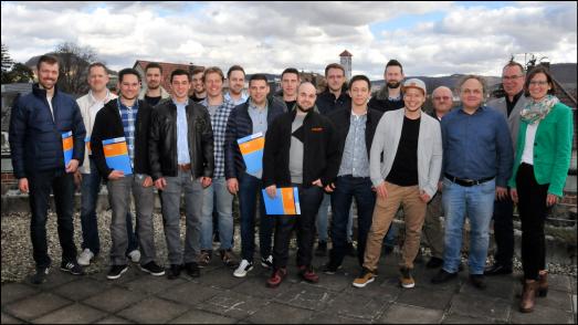 Die Jungmeister aus dem Teilzeikurs an der Gewerblichen Schule Metzingen mit ihre Prüfern, Foto: Handwerkskammer