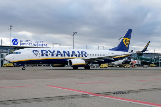 Ryanair-Boeing-737-Airport-N-rnberg-Logo-5.1.22-Max-Haselmann-[1].jpg