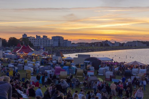 12.04.003. Sommerabend am Meer. Foto Hartmut Adelmann. Copyright Nordseeheilbad Cuxhaven Gm.jpg