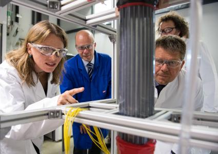 Tag 2 der 'Umwelt Unternehmen'-Tour führte Umweltsenator Dr. Joachim Lohse (r.) unter anderem ins Zentrum für Umweltforschung und nachhaltige Technologien (UFT), wo er sich das Projekt 'Rückgewinnung von Gold und anderen Edelmetallen aus Stäuben' erläutern ließ