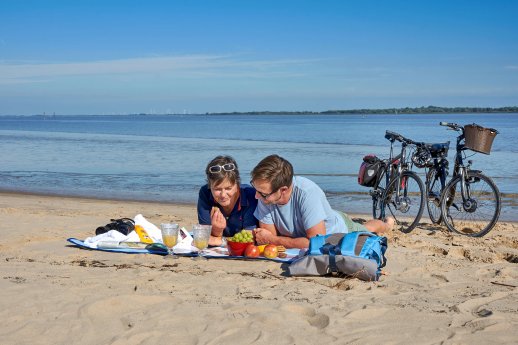 200147_21_08_Krautsand_Strand_Picknick_Fahrraeder_©TV_LK_Stade.jpg