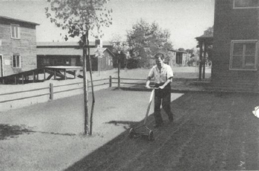 Fluechtlingsheim_Garten_Rasenmaehen_ca.-1952-610x404.png