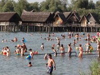Pfahlbauten als Weltkulturerbe im Maßstab 1:1 nachgebaut – danach in das nahe Strandbad im Bodensee. Bildautor: Pfahlbaumuseum/ Schöbel