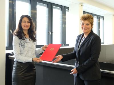 Prof. Dr. Ilknur Colmorn (links) mit Kanzlerin Christiane Claus bei der Urkundenübergabe, Foto: Hochschule Bremen / Thomas Ferstl