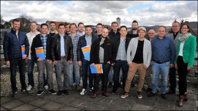 Die Jungmeister aus dem Teilzeikurs an der Gewerblichen Schule Metzingen mit ihre Prüfern, Foto: Handwerkskammer