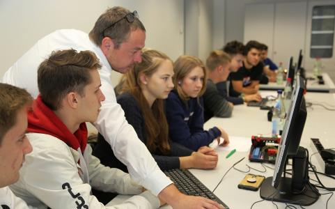 Mit Neugierde, Konzentration und Spaß erarbeiten sie die Schülerinnen und Schüler im Ferienkurs des Fachbereichs Informatik die neue Thematik und merken schnell: Mathematik macht Spaß / Foto/Dorothea Hoppe-Dörwald