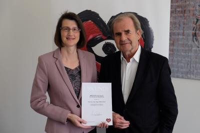 EMAH-Stiftungsprofessorin Dr. Tanja Rädle-Hurst bei der Übergabe der Stiftungsprofessor in Frankurt am Main durch Prof. Thomas Meinertz, Vorstandsvorsitzender der Deutschen Herzstiftung / Foto: DHS/Michael Wichert