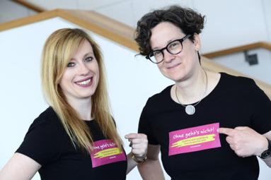 Haben ein Ohr für Schüler und Studierende der Ergotherapie: Jana Busse und Julia Schirmer vom DVE, Deutscher Verband der Ergotherapeuten e.V. (© DVE/ Barbara Neumann)