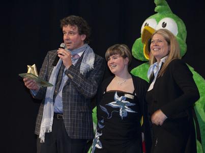 Heike Gebauer (r.) und Katarina Grimm nahmen auf der ITB die Auszeichnung für das Landhotel Spornitz vom Reiseunternehmer Mathias Finck entgegen