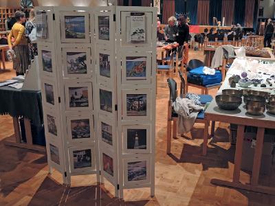 Fertig umgebaut, mit Ausdrucken und Flyern bestückt, sind die platzsparend zusammenklappbaren Präsentationsmodule eine immer wieder aktualisierbare Lösung.