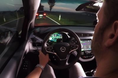 Kilometer um Kilometer: Der Opel Ampera-e spulte auf der auto mobil-Langstreckenfahrt bei gemütlicher Reisegeschwindigkeit über Land mehr als 750 Kilometer mit nur einer Batterieladung ab