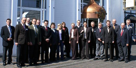 Vor dem Sudhaus der Warsteiner Brauerei: Mitglieder des IHK-Forums "Personalentwicklung" mit Stefan Bastert, Leiter Human Resources der Warsteiner Brauerei (6. v. r.)