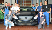 Messen, prüfen, verstehen: Angehende Kfz-Mechatroniker und das neue Werkstattfahrzeug der Bildungsakademie Tübingen