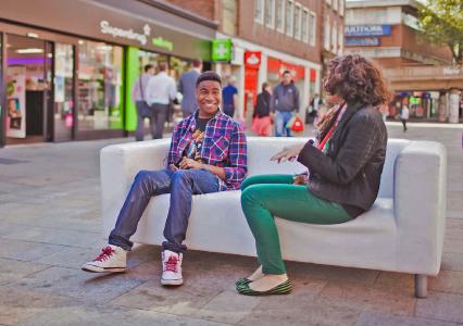„Mach mal Pause! – Straßenaktion junger Studenten mit dem Sabbat-Sofa in London
© Foto: thesabbathsofa.org