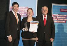 Aus der Hand von Ministerialdirektor Rolf Schumacher vom Ministerium für Finanzen und Wirtschaft des Landes Baden-Württemberg (links) und Kammerpräsident Walter Tschischka (rechts) erhielt Nathalie Flies (Mitte) die Ausbildungs-Stele 2013 von der Handwerkskammer Mannheim Rhein-Neckar-Odenwald für hervorragende Ausbildungsleistungen, Foto: Thomas, Mannheim