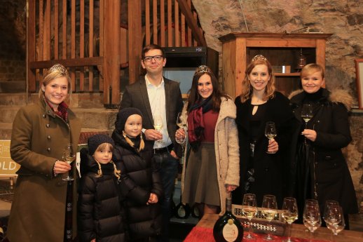 Carolin Klöckner,Tobias Weickert mit seinen Töchtern, Inga Storck, Klara Zehnder und Justina Wei.jpg