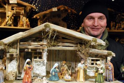 Weihnachtskrippen aus der Oberpfalz: Die Gebrüder Pindl aus Regendorf sind Ostbayerns einzige professionelle Krippenbauer. Peter Pindl (Foto) verkauft die traditionelle Weihnachtsdekoration seit über 15 Jahren gemeinsam mit seinem Bruder Richard auf dem Regensburger Weihnachtsmarkt und an Händler in Deutschland und Österreich. Foto: obx-news