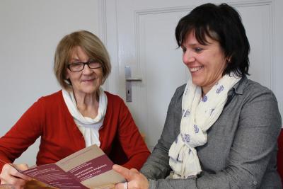 Kreis-Seniorenbeauftragte Rosemarie Müller (li.) informiert sich bei Martina Heide-Ermel vom Diakonischen Werk über den Fortgang im Projekt „DRIN – Dabei sein, Räume entdecken, initiativ werden, Nachbarschaft leben“. Foto: Gaby Richter