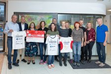 Die FUoKK-Laufgruppe um Iris Malchow (4. v. l.) übergibt den Spendencheck an die Vorsitzende des FUoKK, Admira Knoll (3. v. l.) und Markus Heming, Geschäftsführer des Klinikum Karlsruhe (2. v. l.)