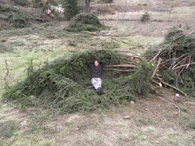 Nach erfolgreicher Entfichtung eines Harzer Bachtals ruht sich ein Teilnehmer des Bergwaldprojekts auf einem "Waldsofa" aus. © Bergwaldprojekt