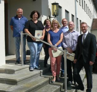 Gratulation zum 25-jährigen Dienstjubiläum: Erster Kreisbeigeordneter Dr. Jens Mischak zeichnet Steffen Günther, Stephan Rhiel, Anja Seibert, Melanie Cimalla, Astrid Rühl und Arnold Hacke (von rechts) aus, Foto: Galle-Schäfer/Vogelsbergkreis