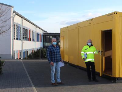 Dr. Henrik Reygers, kommissarischer Leiter des Gesundheitsamtes des Vogelsbergkreises (rechts), und Andreas Smakal, Hygieneinspektor vor den nun in Betrieb genommenen Büro-Containern / Foto: Christian Lips/Vogelsbergkreis