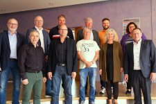 Eine Reihe von Mitgliedern wurden in der jüngsten Sitzung des Berufsbildungsausschusses verabschiedet. Unser Bild zeigt von links (hintere Reihe): Vizepräsident Steffen Haug, Martin Schmidt, Patrick Ding, Vizepräsident Martin Sättele, den alternierenden Vorsitzenden des BBA, Michael Glenc, die Leiterin des Geschäftsbereichs Berufsbildung, Claudia Orth; (vordere Reihe): den Leiter der Bildungsakademie der Handwerkskammer, Marcus Braunert, Thomas Mayer, Hans-Peter Wozny, Sabine Rohrmann-Rimmler und Präsident Klaus Hofmann