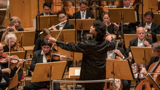1. Preisträger Hossein Pishkar dirigiert Gürzenich-Orchester Köln im Finalkonzert 2017 (c) .jpg
