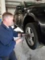Auch für den Profi in der Autowerkstatt ist die Haupt-Reifenwechselzeit mit erhöhten Belastungen verbunden. Deshalb lohnt es sich beim Druckluftschrauber ein „ergonomisches Leichtgewicht“ zu nutzen.