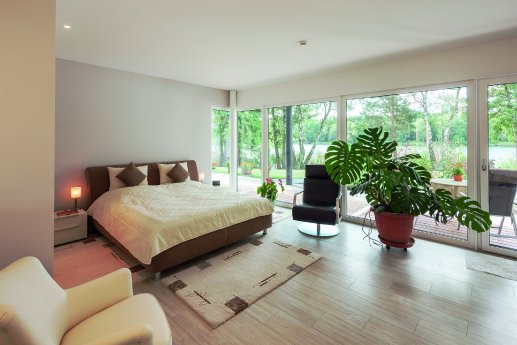 Enorm viel Licht mit Blick auf den See bietet das Schlafzimmer.tif