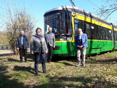 Neue Artic-Tram mit Stahl, Löser, Steinbrück, Bröcker (v.l.n.r.) Foto: NEB/SRS