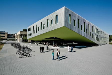 Neben dem Job BWL studieren: Das Weiterbildungsprogramm ZERTflex bietet Berufstätigen die Möglichkeit, sich an Wochenenden am Campus Westerberg mit ausgewählten Grundlagen der Betriebswirtschaftslehre vertraut zu ma-chen. (Foto: Hochschule Osnabrück)