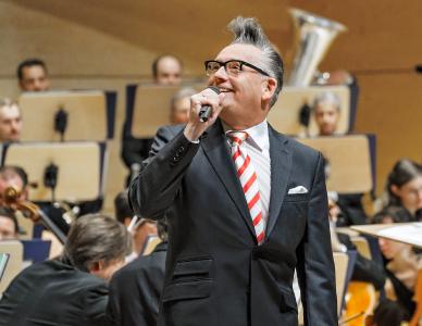 Götz Alsmann aus dem Alfried Krupp Saal der Philharmonie Essen (Foto: Volker Wiciok)