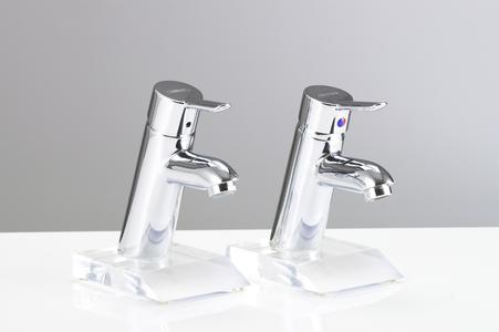 Optisch kaum voneinander zu unterscheiden: der Originalmischer "Focus S" von Hansgrohe (links) und die Nachahmung des chinesischen Armaturenherstellers Joyou, deren Produktion und Vertrieb nach einem vor Gericht geschlossenen Vergleich in China mit sofortiger Wirkung eingestellt wurde.Die Fälschung von Joyou erhielt den Negativpreis "Plagiarius"