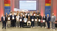 28 Kammersiegerinnen und Kammersieger gab es beim diesjährigen Leistungswettbewerb des deutschen Handwerks in der Region. Sie wurden im Rahmen einer Feierstunde durch Handwerkskammerpräsident Klaus Hofmann (links) sowie die Vizepräsidenten Steffen Haug (zweiter von rechts) und Martin Sättele (zweite Reihe, rechts) ausgezeichnet. Auch Hauptgeschäftsführer Jens Brandt (zweiter von links) und Ausbildungs- und Nachwuchssicherungsberater Leonard Kopp (rechts) freuten sich über die Erfolge. / Foto: Handwerkskammer Mannheim Rhein-Neckar-Odenwald