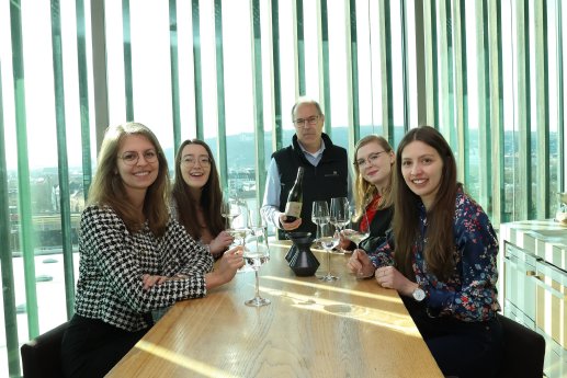 Foto 2. In der Vinothek des Weinguts am Stein in Würzburg_ Foto Rudi Merkl.jpg