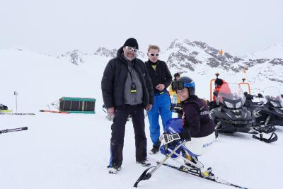 Anna Schaffelhuber bespricht mit Regisseur Heinz Leger und mit dem Aufnahmeleiter Marcel Nakoni den Ablauf des Rennens / Heinz Leger, Marcel Nakoni, Anna Schaffelhuber / Foto: Martin Pflüger, Copyright: Berlin Producers Media GmbH / Pre TV