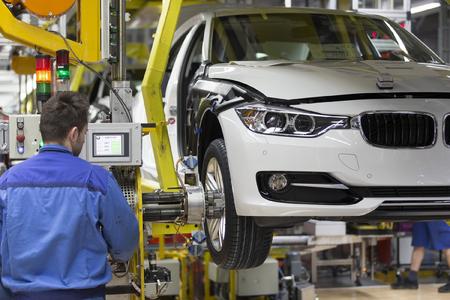 Als Hauptgründe für den Boom am Arbeitsmarkt gelten in Ostbayern unter anderem die gezielten Investitionen zum Beispiel in die Automobilindustrie. Das BMW-Werk in Regensburg hat sich zu einem der wichtigsten industriellen Leuchttürme ganz Ostbayerns entwickelt und soll in Zukunft weiter wachsen. Foto: obx-news