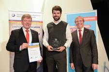 Aus der Hand der Vizepräsidenten Alois Jöst (rechts) und Martin Sättele (links) erhielt Simon Stelgens (Mitte) die Ausbildungs-Stele 2015 der Handwerkskammer Mannheim Rhein-Neckar-Odenwald für hervorragende Ausbildungsleistungen (Foto: Thomas Rittelmann)