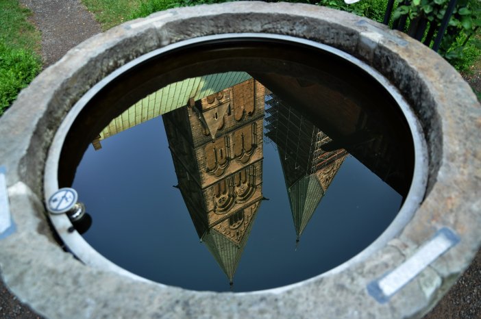 Spiegelbild des St. Petri Doms im Brunnen ©Henner Flügger.jpg