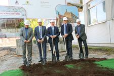 P.v.l.n.r.: Markus Riester, Michael Hoffmann, Prof. Dr. Hans-Jürgen Hennes, Markus Heming, Klaus Stapf / Bildquelle: P. Geiger