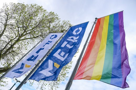 Regenbogenflagge vor der METRO Zentrale.jpg