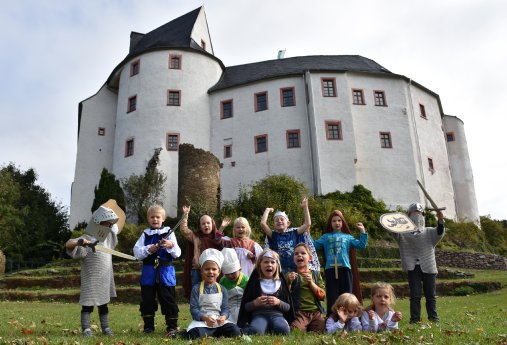 Da freuen sich alle_die Ausstellung Abenteuer Mittelalter auf Burg Scharfenstein wird verlängert.jpg