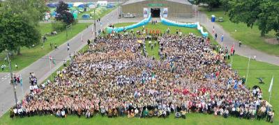 Gruppenfoto der ca. 4.000 adventistischen Pfadfinderinnen und Pfadfinder beim Camporée 2019 in Ardingly, West Sussex/England