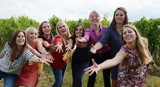 Acht Pfälzer Mädels greifen nach der Krone: Nina Oberhofer, Isabell Grüber, Alisa Weber, Katharina Diehl, Inga Storck, Daniela Töpfer, Lilli Joachim und Sophie Conrad (v.l.n.r.) (Fotografin Marion Linzmeier-Mehn)