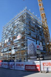 „SKAIO“ heißt das neue Wohngebäude, das gegenwärtig in Heilbronn in den Himmel wächst. Es handelt sich um eine Hybridkonstruktion, die unter Federführung des Berliner Architekturbüros Kaden+Lager überwiegend mit dem Naturwerkstoff Holz ausgeführt wird. Mit 34 m Höhe ist das zehngeschossige Skaio aktuell das höchste Holzhochhaus in Deutschland. (Bild: Achim Zielke für den DHV, Ostfildern; www.d-h-v.de / Architektur: Kaden+Lager, Berlin; www.kadenundlager.de)