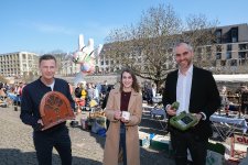 v.r.n.l.: Hannovers Oberbürgermeister Belit Onay, Marleen Schulligen, Projektleiterin des Altstadtflohmarkts und André Lawiszus, Prokurist der Hannover Veranstaltungs GmbH freuen sich über die vielen Besucher und mehr als 100 Händler zur Wiedereröffnung.