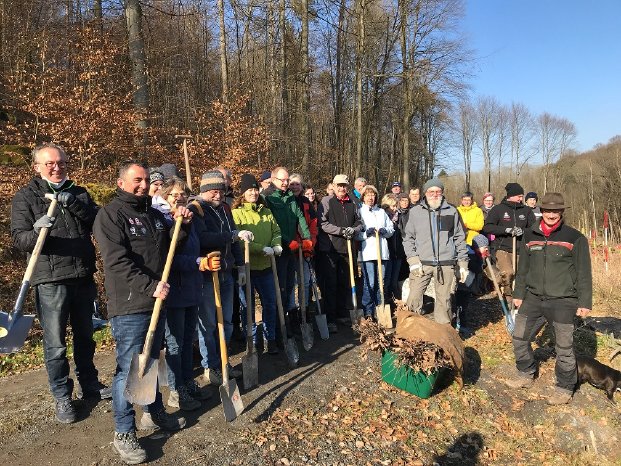 26 WoMo_Besitzer im hessischen Odenwald bei Pflanzaktion zusamenn mit dem RMC.JPG